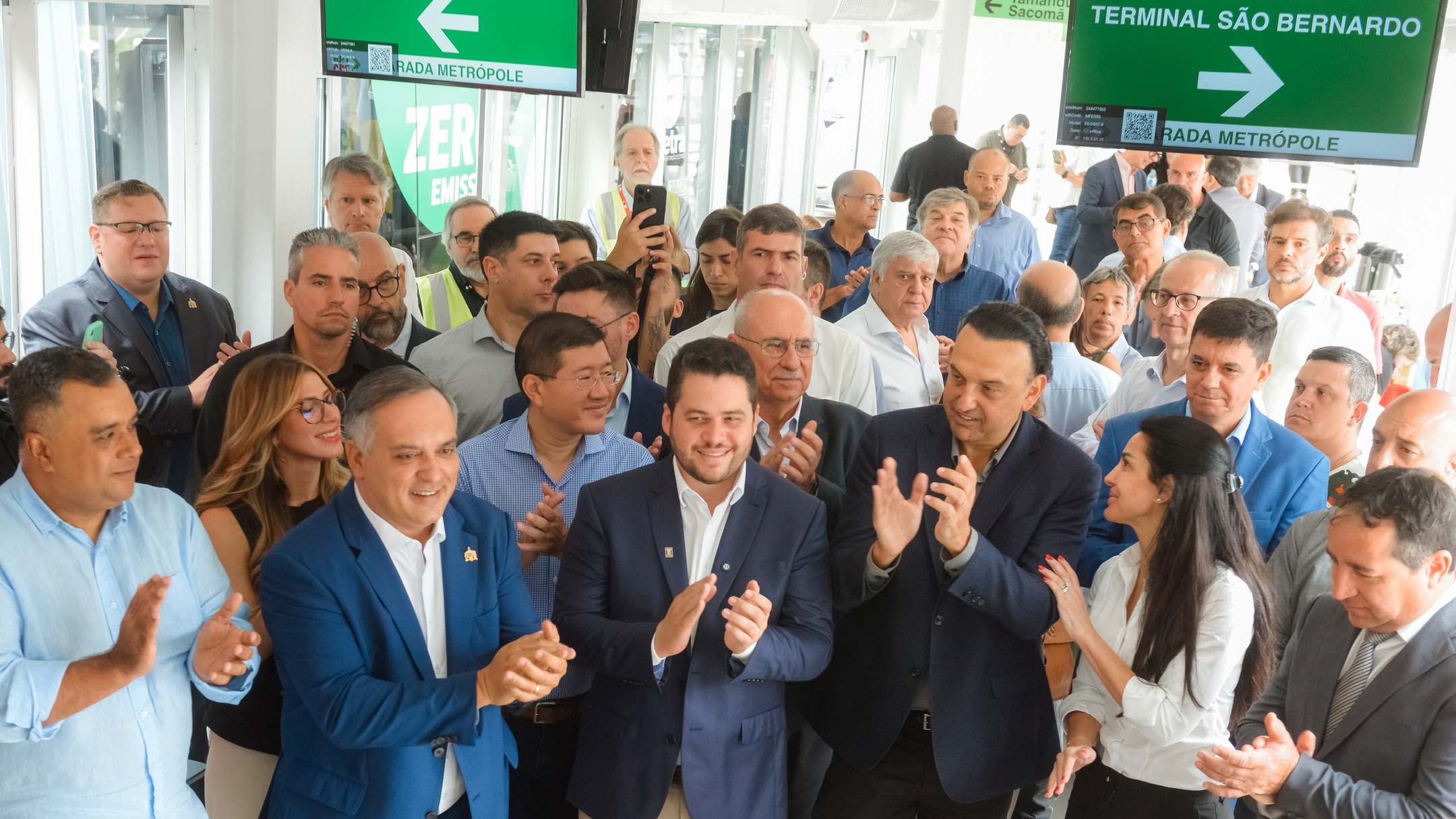 - Veja vídeo na sequência
Em vistoria com prefeito Marcelo Lima, o governador de São Paulo em exercício, Felicio Ramuth,anuncia BRT-ABC para início de 2026

Visita às obras do novo modal foi acompanhada também pela vice-prefeita sargento Jéssica Cormick e pelos prefeitos de municípios vizinhos Gilvan Junior (Santo André), Taka Yamauchi (Diadema), Guto Volpi (Ribeirão Pires) e Akira Auriani (Rio Grande da Serra). 

O investimento, em concessão celebrada pelo Estado com a iniciativa privada, se dará em aproximadamente R$ 1 bilhão no novo modal, responsável por ligar o terminal da região central da cidade a linhas de Metrô na Capital. A visita foi na parada Metrópole, na Avenida Aldino Pinotti, a primeira estrutura finalizada, conheceram modelo de transporte que irá circular na via exclusiva e seguiram in loco o traçado em obras, desde São Bernardo até a divisa entre São Caetano e São Paulo. 

“Será um sistema de grande importância para São Bernardo e todo o Grande ABC, com investimento robusto da iniciativa privada, em parceria firmada junto ao governo do Estado, utilizando veículos não poluentes. ”, frisou o prefeito Marcelo Lima.

Em termos de execução do projeto do BRT-ABC, as obras atingiram quatro de praticamente 18 quilômetros de extensão do corredor. O governador em exercício sustentou que é possível estimar esse prazo de um ano, tendo em vista que, neste momento, foram vencidos todos os trâmites técnicos, burocráticos e judiciais. “Agora, o cenário é muito mais simples. Licenças ambientais ok, não existem mais alterações no traçado, Judiciário deu luz verde. Podemos, assim, ter velocidade maior das obras. Isso nos dá convicção para funcionamento em janeiro de 2026. Sabemos da importância da entrega.” Segundo Ramuth, o modal passará por testes no último trimestre deste ano.

O BRT-ABC percorrerá um corredor exclusivo entre o Terminal de São Bernardo, no Centro, e os terminais Tamanduateí (conexão com a Linha 10-Turquesa, da CPTM, e Metrô) e Sacomã, do Metrô. 
A implantação do novo modal prevê um total de 16 estações de paradas e três terminais, mais a de 170 mil passageiros por dia em até 40 minutos no sistema expresso.

Texto e imagens: Assessoria/PMSBC