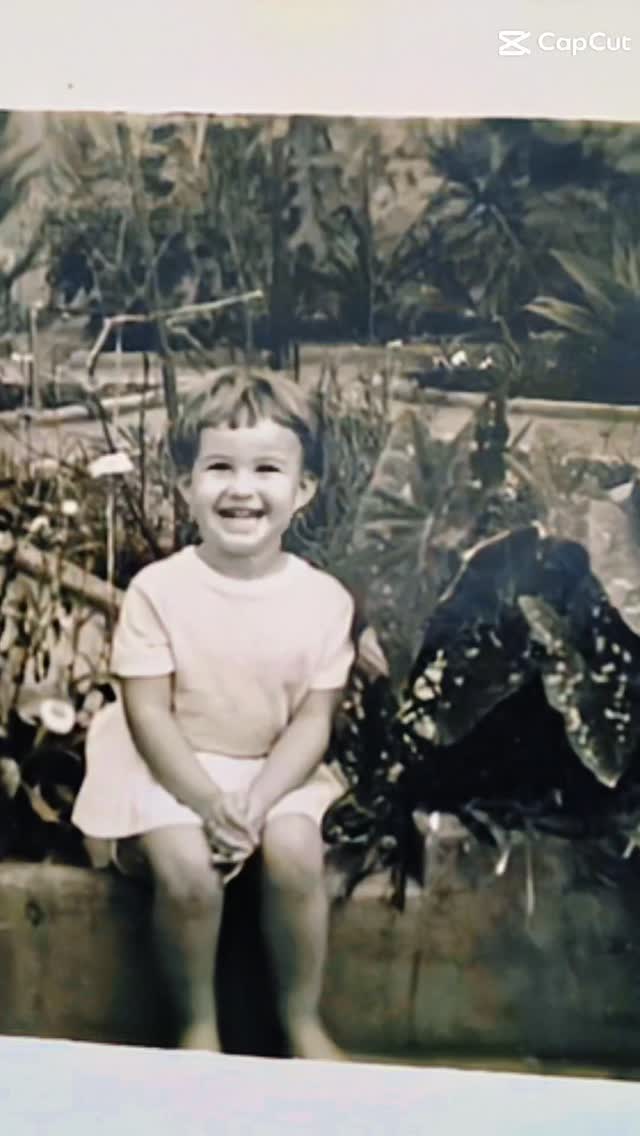 Dia das Crianças. 
Vou mostrar alguns poucos dos muitos  momentos da criança que me trouxe até aqui. Obrigada papai e mami por cuidarem tão bem de mim e dos meus irmãos. 😇

#diadascriancas #brincar #família #estiloangelica #angelicanicolettioficial @angelicanicolettioficial