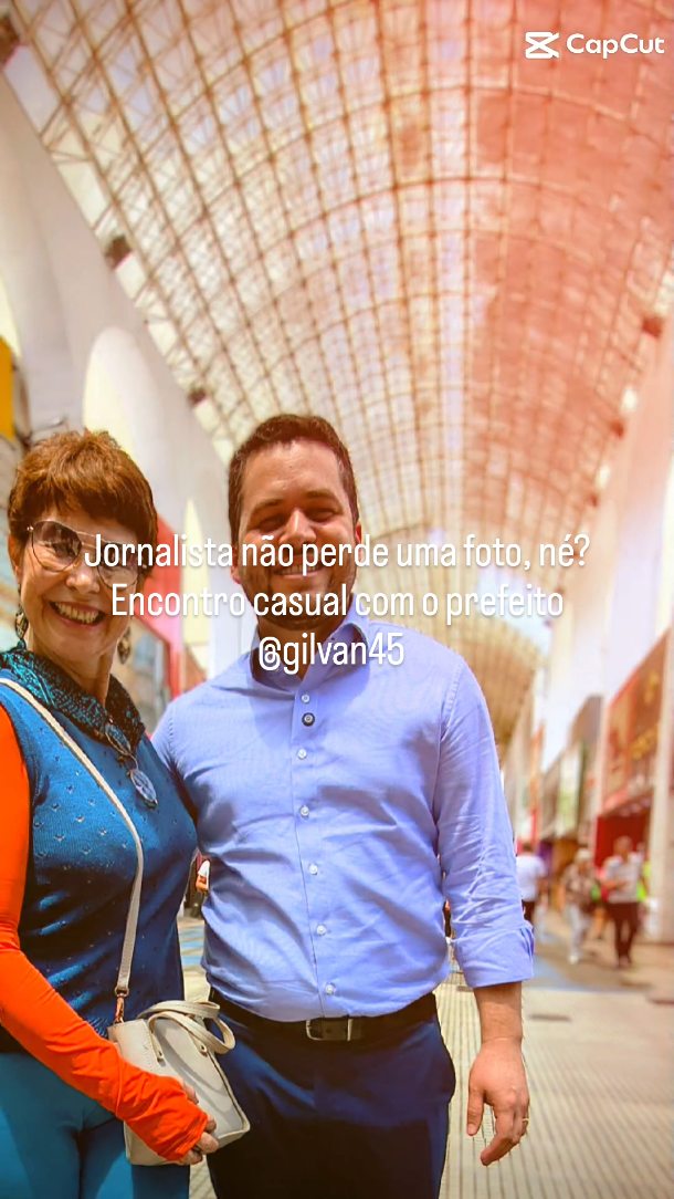 Jornalista não perde uma foto, não é?
Aqui, com o simpaticíssimo prefeito andreense @gilvan45, que gravava no Centro de Santo André.