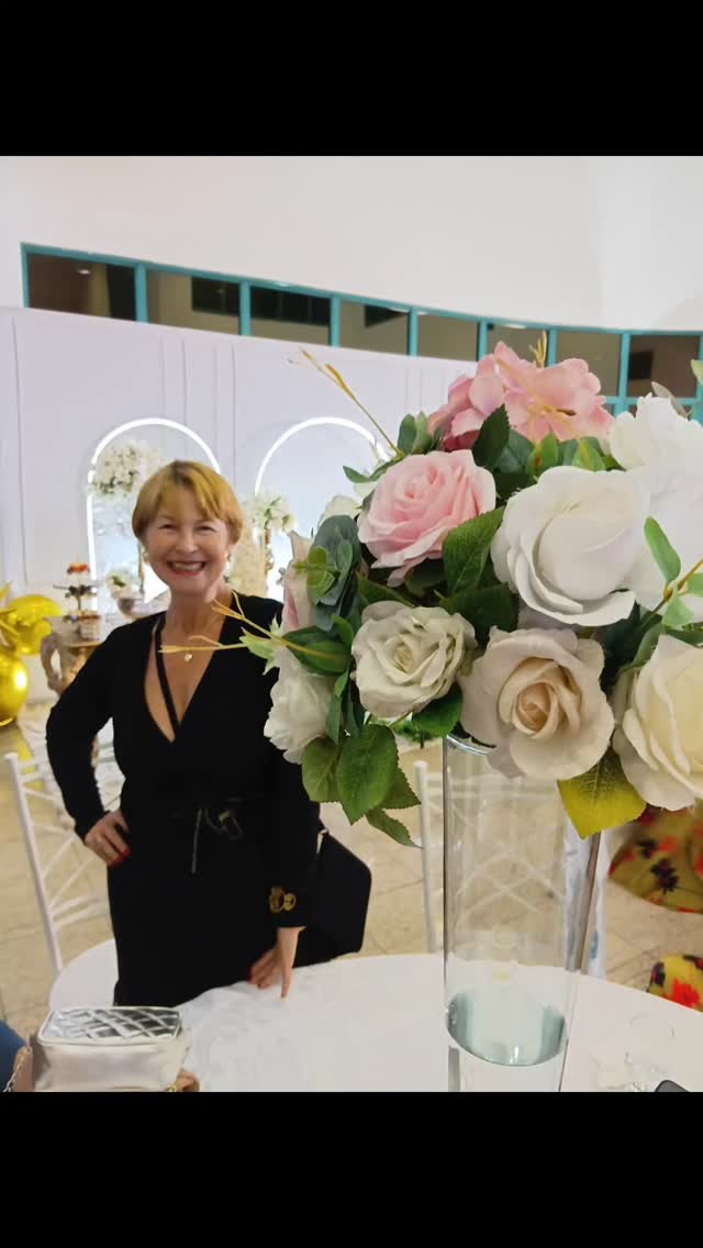 ​O Salão Social do Primeiro de Maio Futebol Clube foi o cenário escolhido para celebrar os 20 anos de união — as Bodas de Porcelana — da vice-prefeita Silvana Medeiros e do ex-vereador Marcos Medeiros.

​Um dos momentos mais marcantes da noite foi a renovação dos votos no palco, onde imagens do casamento de duas décadas atrás foram exibidas. 

O casal, sempre muito simpático, fez questão de circular entre as mesas, recebendo o carinho de familiares, amigos e autoridades que foram prestigiar essa trajetória de amor e parceria.

​Desejamos que essa caminhada continue sendo pautada pelo respeito e pela cumplicidade que tanto admiramos! 🥂💍

​#EstiloAngelica #Sociedade #GiroSocial #BodasDePorcelana #SilvanaEMarcosMedeiros SantoAndre PrimeiroDeMaio